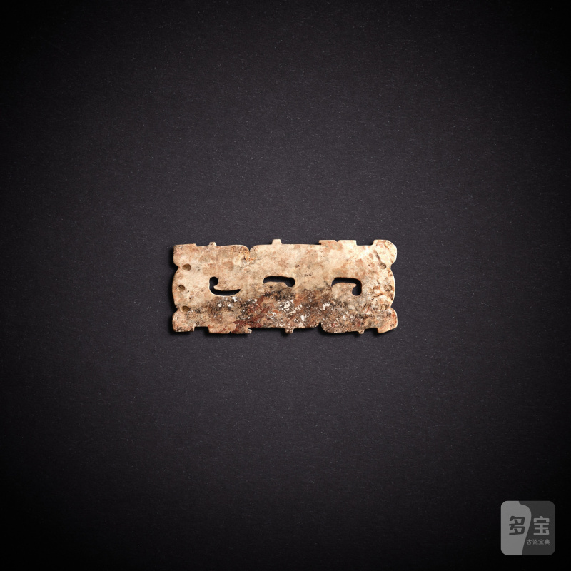 A white jade 'phoenix' pendant, Western Zhou dynasty | 西周 白玉鳳紋珮 - 图2